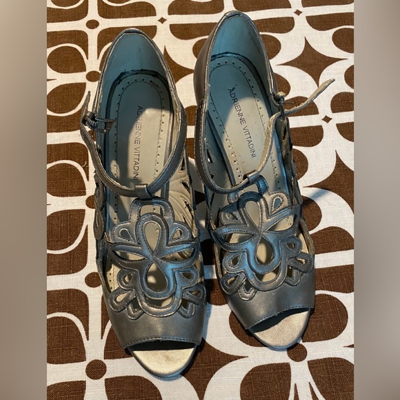 Adrienne vittadini cutout silver 3” heels.  EUC - Picture 1 of 4
